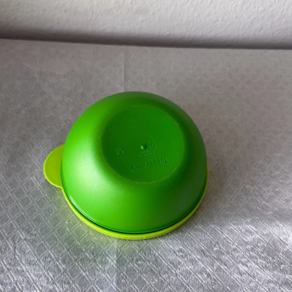 Tupperware Bright Green Citrus Prep Bowl with Squeeze Lid